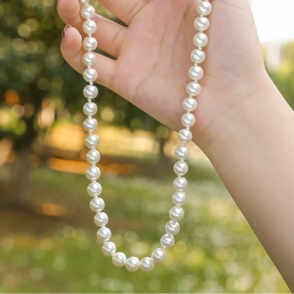 Women’s Boutique Pearl Necklace - Picture 1 of 5